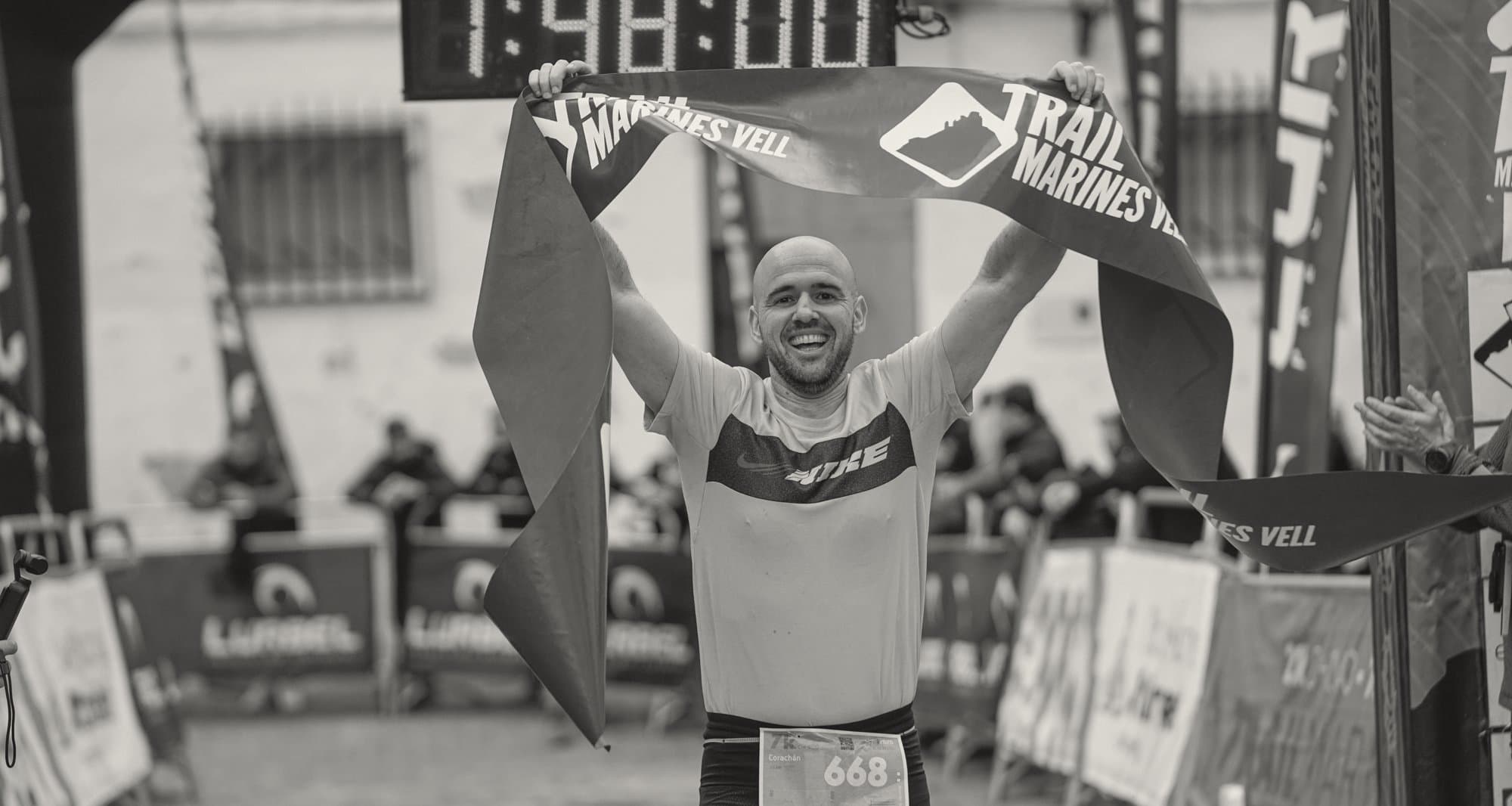 Andrés Corachán cruza la meta del Trail Marines Vell.
